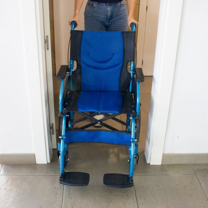 Cadeira de rodas dobrável de alumínio e freios de alça azul