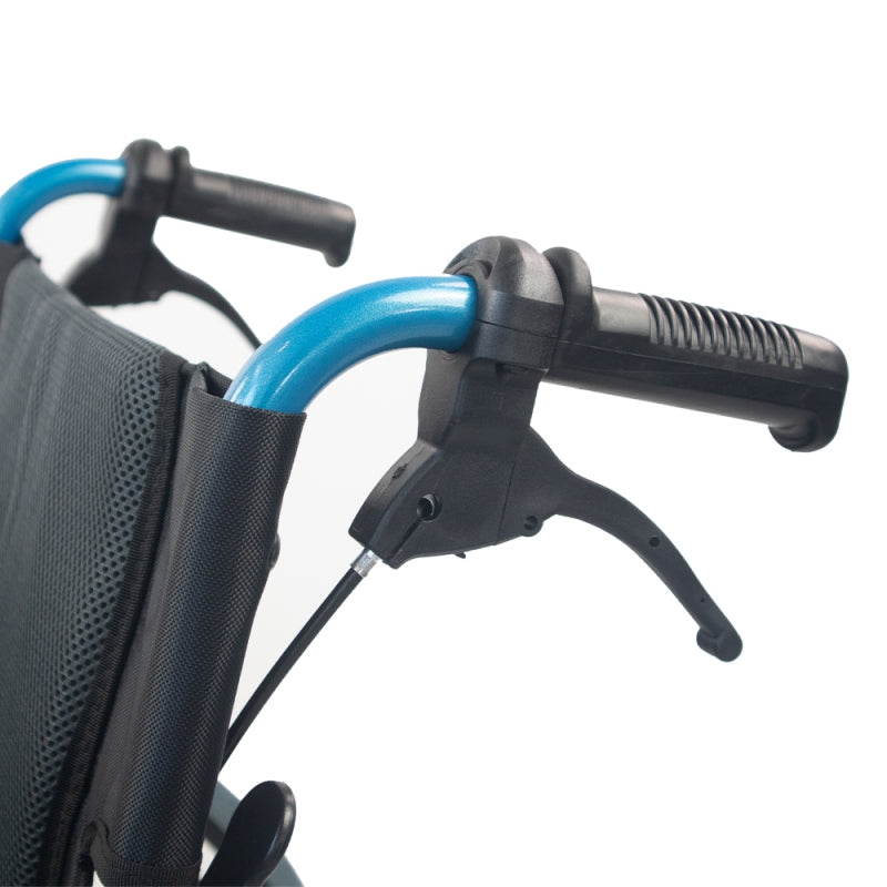 Cadeira de rodas dobrável com lacuna e cores azuis dobráveis